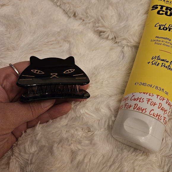 Marc Anthony Strictly Curls Defining Lotion & Hair Clip - Picture 2 of 3